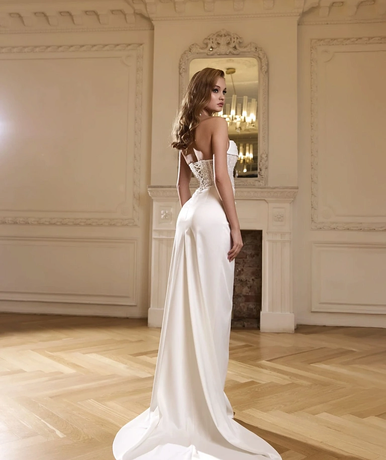 Свадебное платье с разрезом и полупрозрачным корсетом