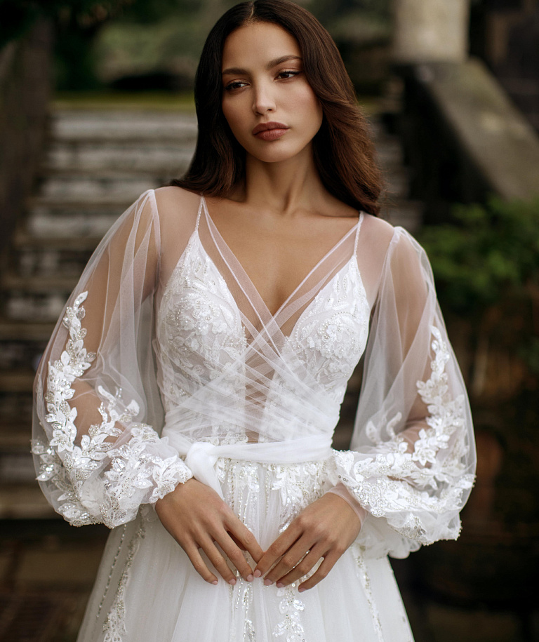 Роскошное свадебное платье на тонких бретелях