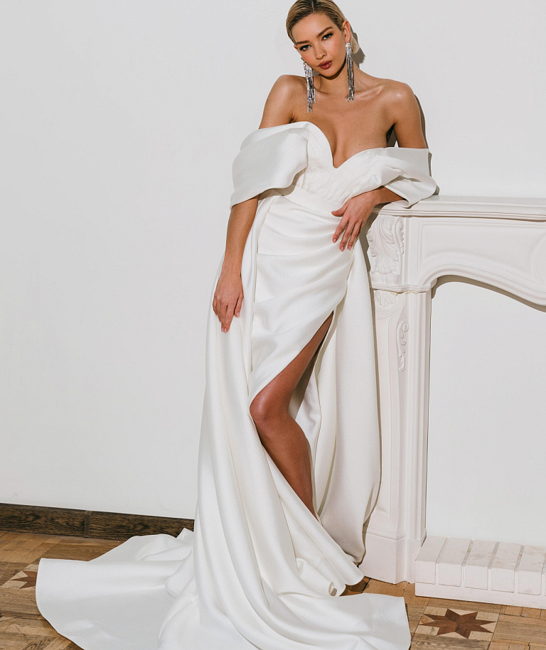 Лаконичное свадебное платье со спущенными плечиками