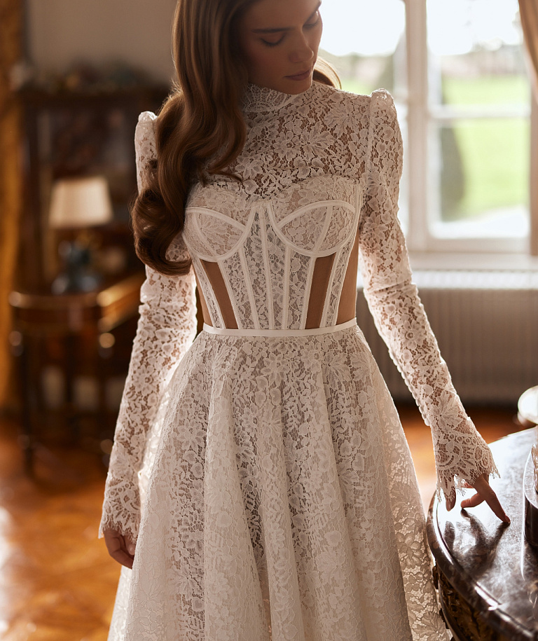 Закрытое кружевное свадебное платье с прозрасными вставками на корсете