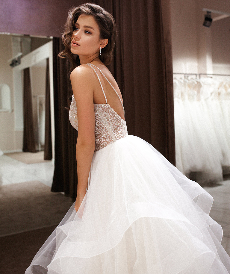 Пышное свадебное платье с воланами и открытыми плечами