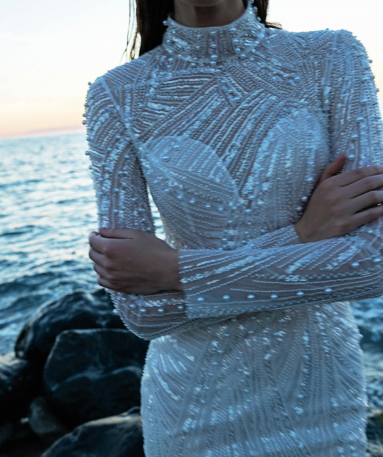 Красивое свадебное платье с ручной вышивкой