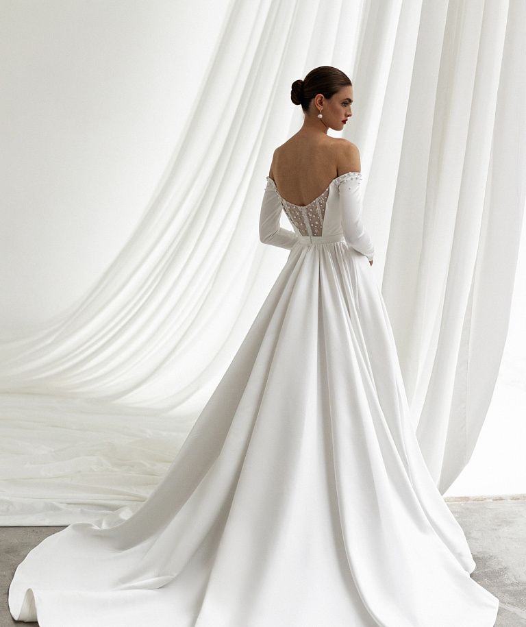 Роскошное атласное свадебное платье с длинным рукавом