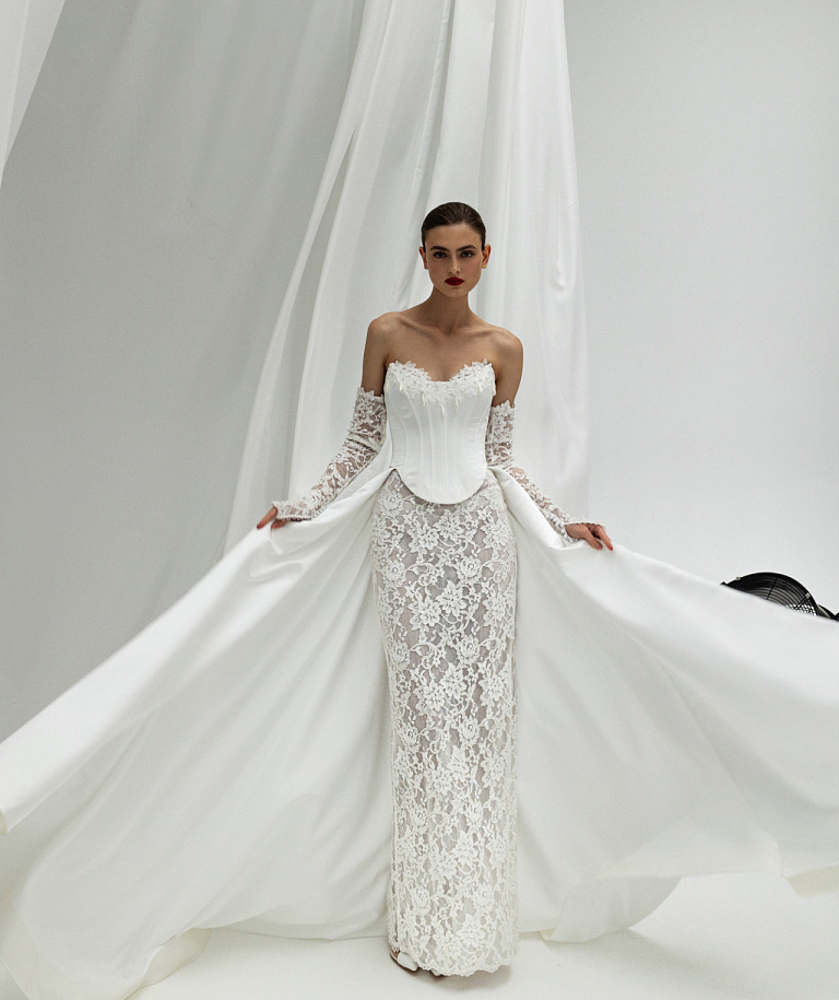 Стильный свадебный комплект с атласным корсетом и кружевной юбкой