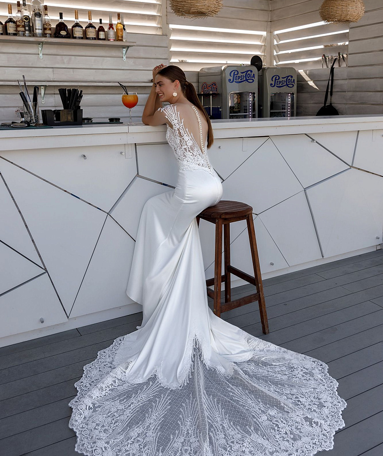 Роскошная атласная рыбка с кружевными рукавами