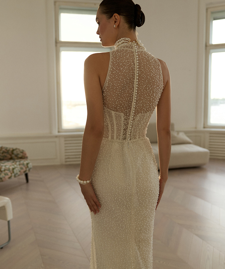 Облегающее свадебное платье полностью расшитое жемчугом