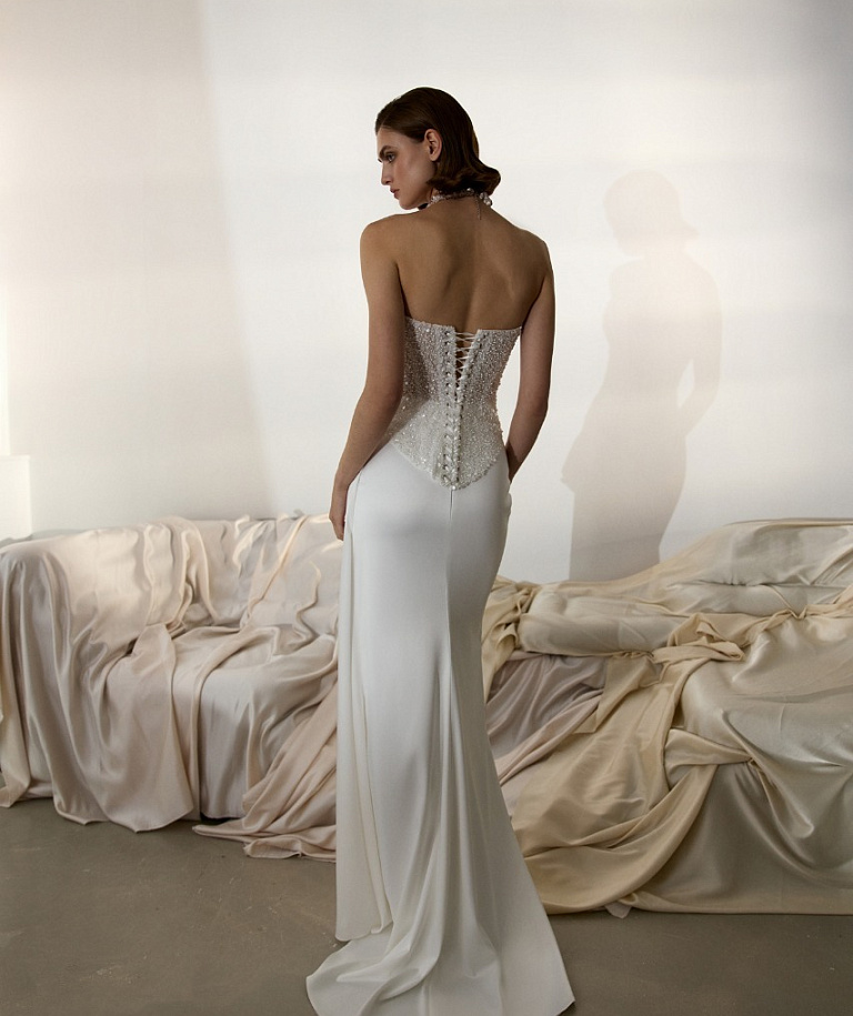 Свадебный комплект с расшитым пайетками корсет и атласной юбкой