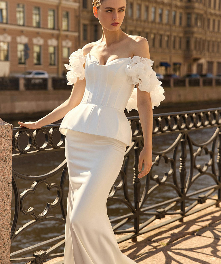 Свадебное платье с баской и цветочными бретелями