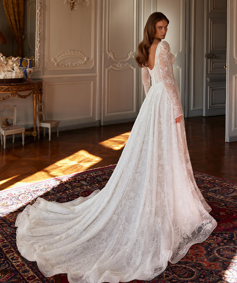 Нежное свадебное платье из кружева шантильи расшитого бисером