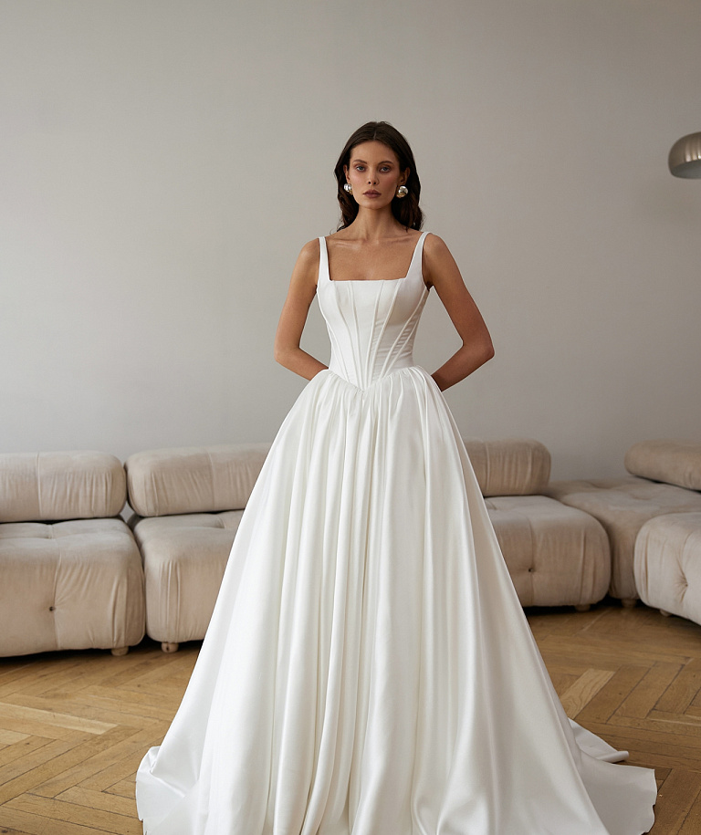 Пышное атласное свадебное платье в стиле принцесса