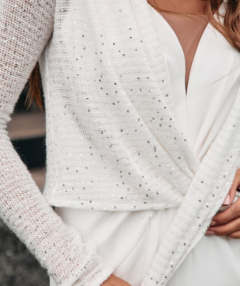 Белый свитер с пайетками