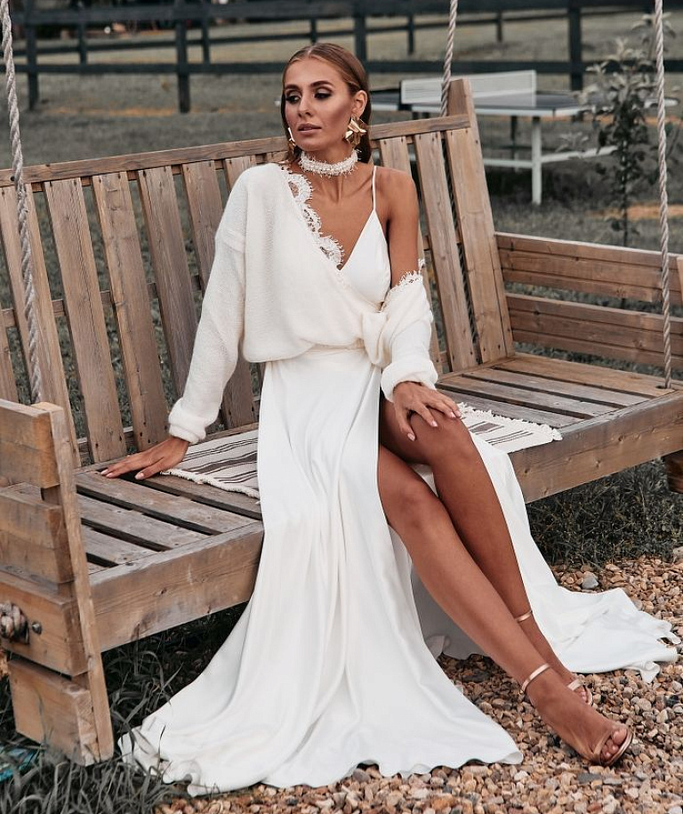 Молочный свитер с кружевом