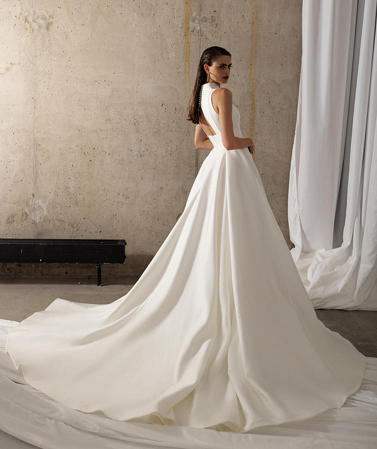 Роскошное платье из микадо с воротником-стойкой