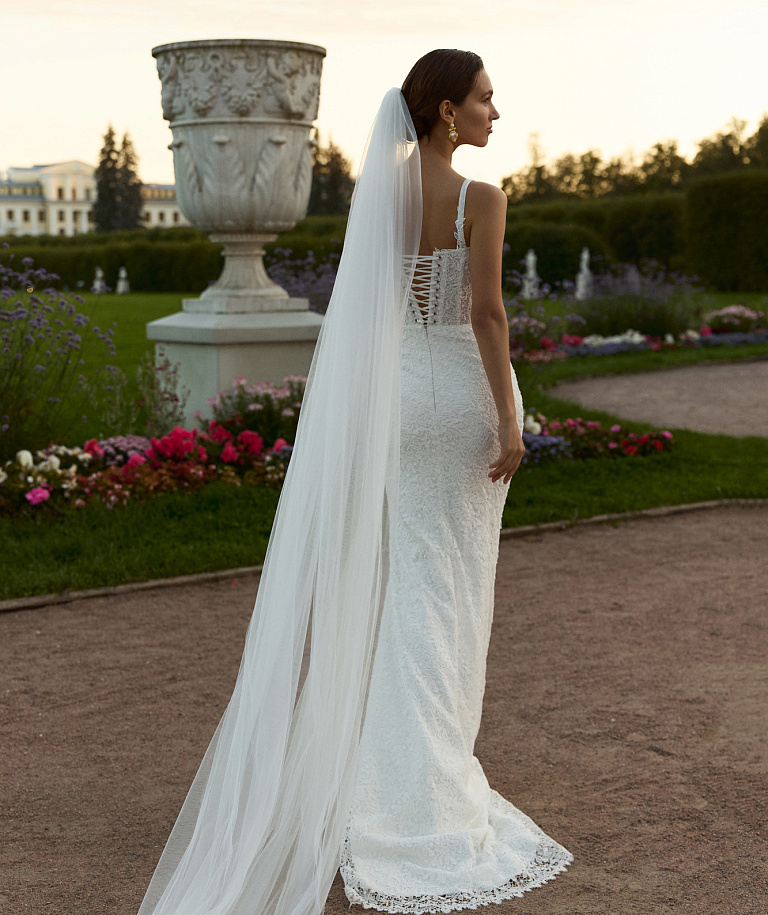 Кружевное платье с квадратным вырезом на бретелях