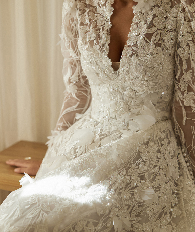 Пышное свадебное платье из роскошного цветочного кружева с болеро