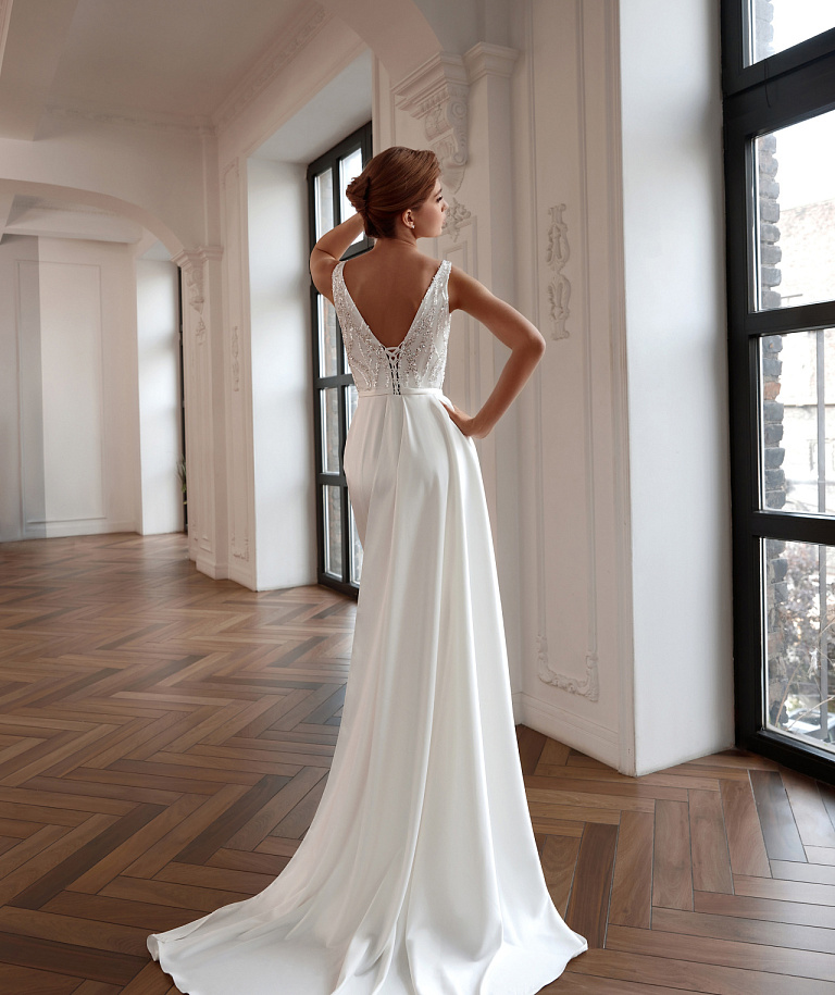 Свадебное платье русалка с атласной юбкой и блестящим верхом