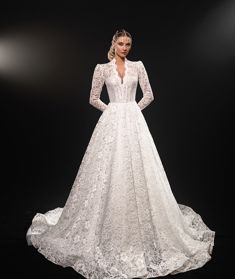 Белое закрытое кружевное платье