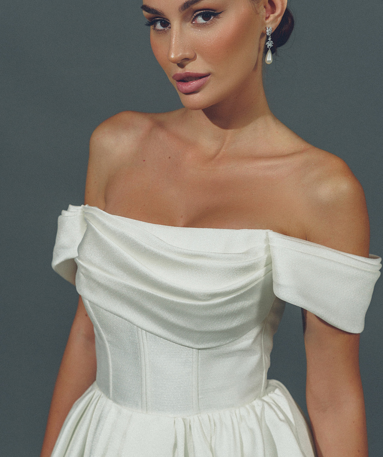 Пышное свадебное платье с разрезом