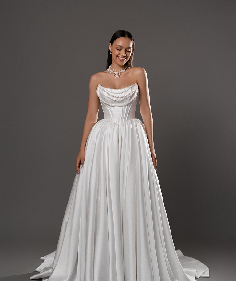 Атласное свадебное платье с корсетом в стиле принцесса