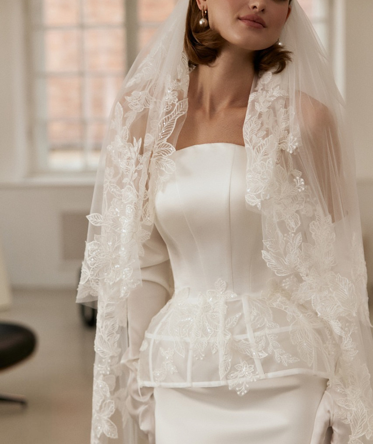 Атласное свадебное платье с кружевной баской