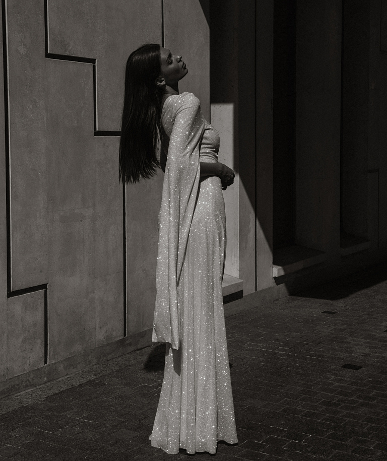 Сверкающий ассиметричный комбинезон для невесты