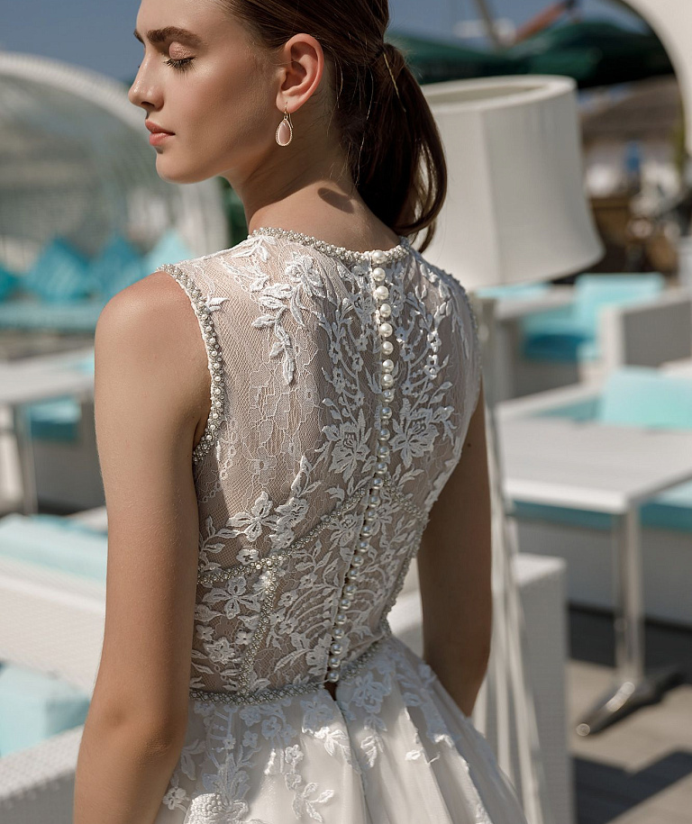 Свадебное платье с легкой юбкой