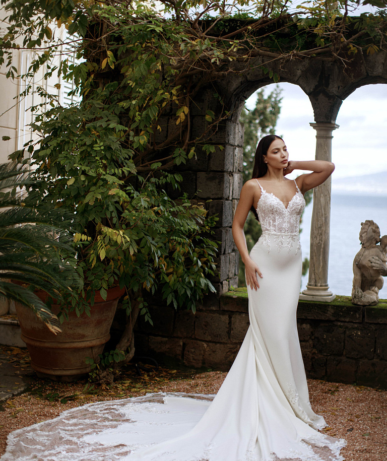 Свадебное платье русалка с роскошным шлейфом