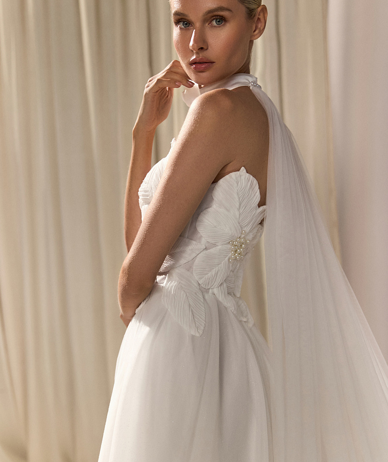 Эффектное свадебное платье с декором в виде цветов с жемчугом