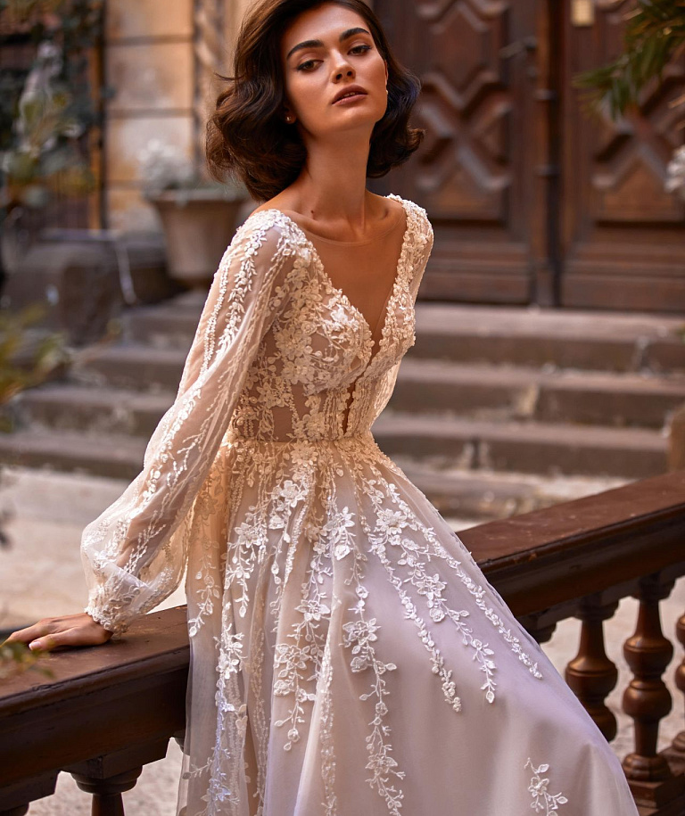 Кружевное свадебное платье с объемными рукавами