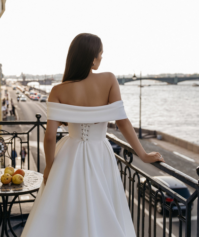 Атласное свадебное платье с объемной вышивкой