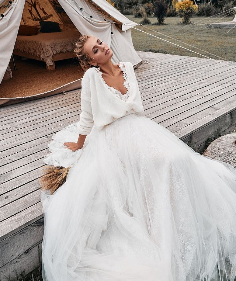 Молочный свитер с кружевом