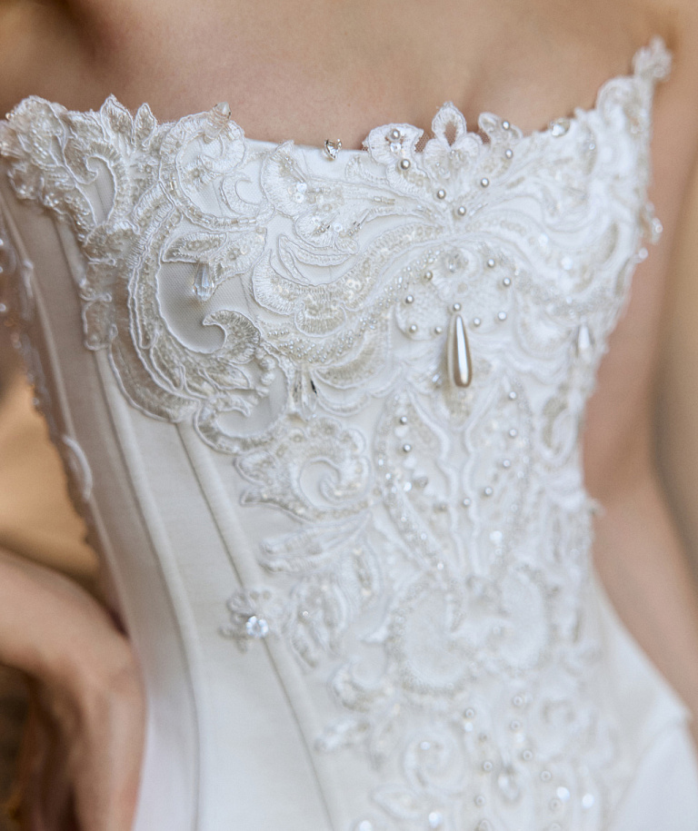 Атласный свадебный комплект с красивой вышивкой