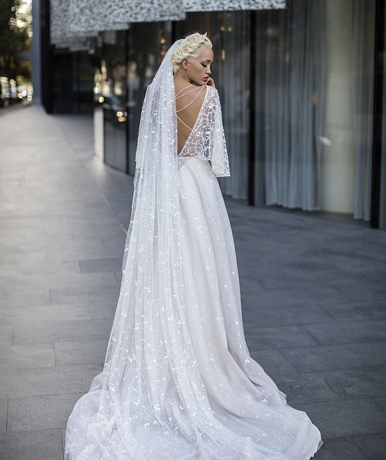 Мерцающее свадебное платье с объемными рукавами