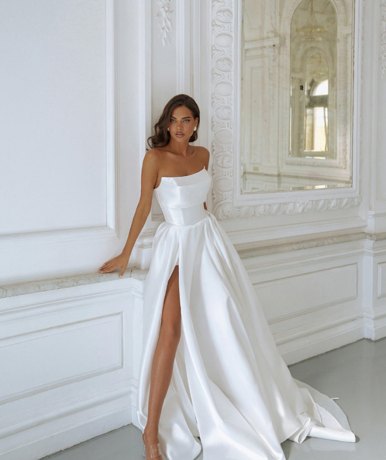 Свадебное платье с прямым корсетом украшенный драппировками