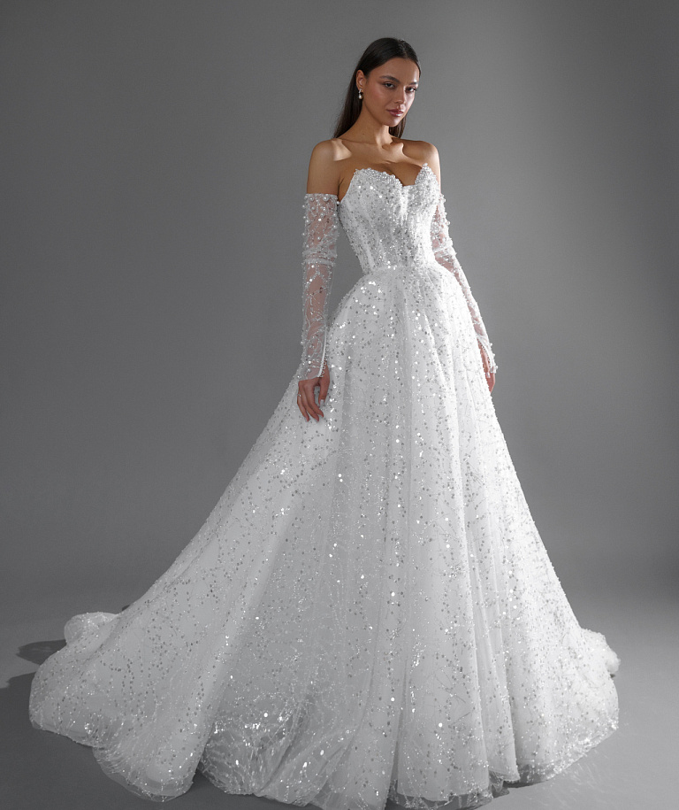 Свадебное платье с роскошной расшивкой и рукавами