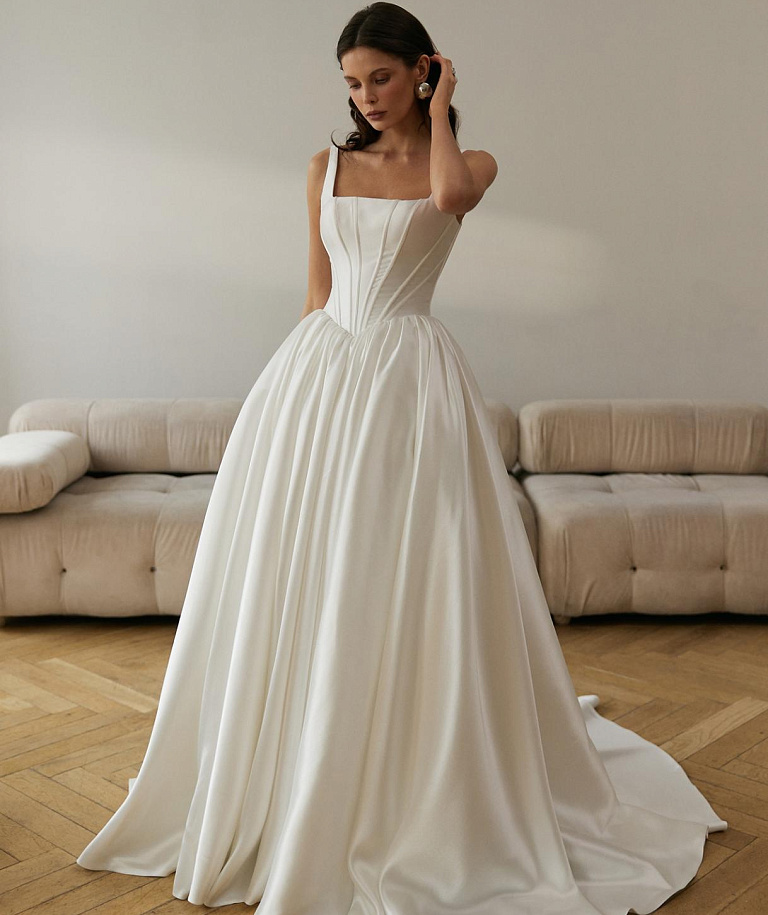 Пышное атласное свадебное платье в стиле принцесса