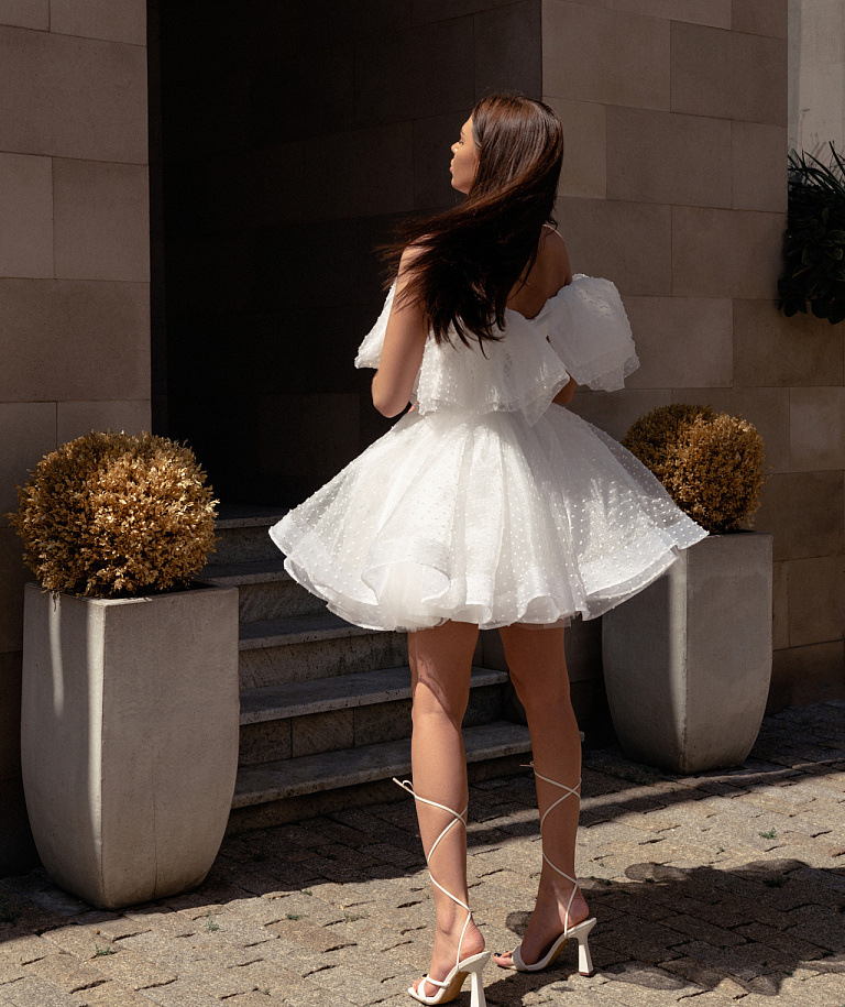 Ассиметричное свадебное платье мини с пышной юбкой