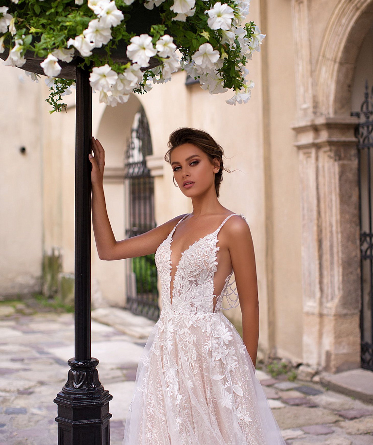 Роскошное блестящее платье на тонких бретелях