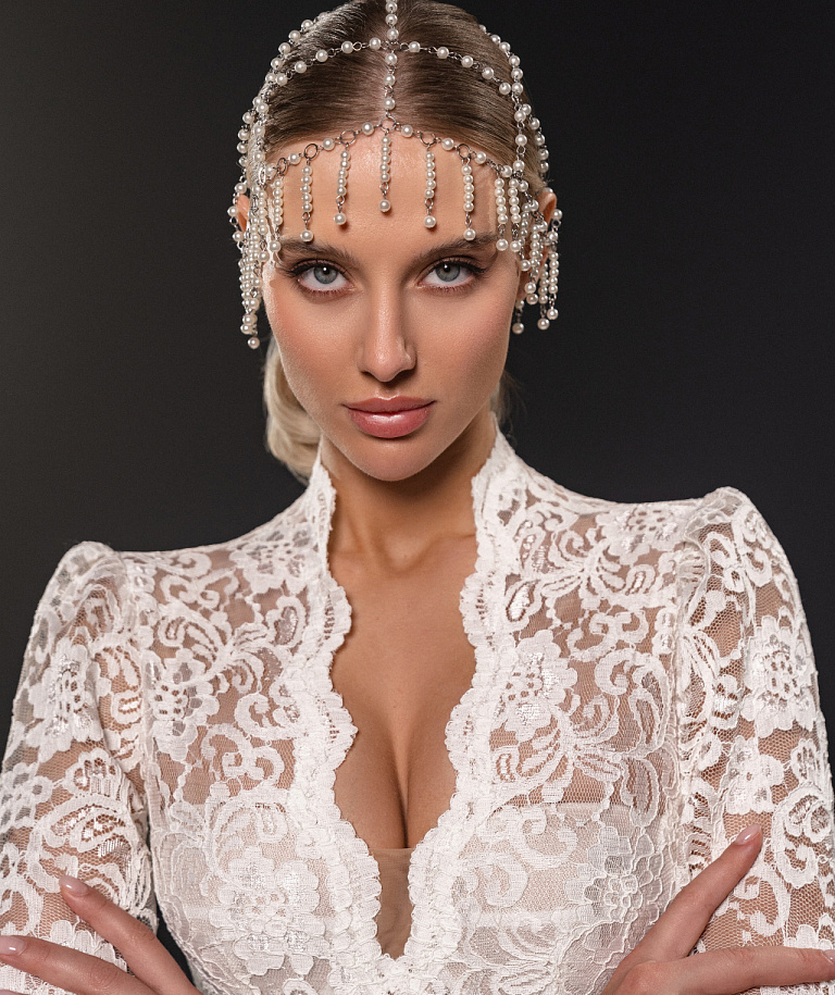 Белое закрытое кружевное платье