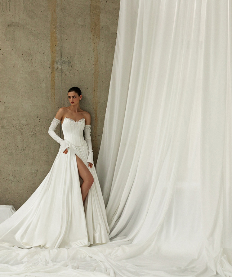 Роскошный свадебный комплект с корсетом и атласной юбкой