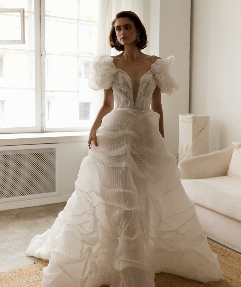 Стильное свадебное платье из дизайнерской ткани с болеро