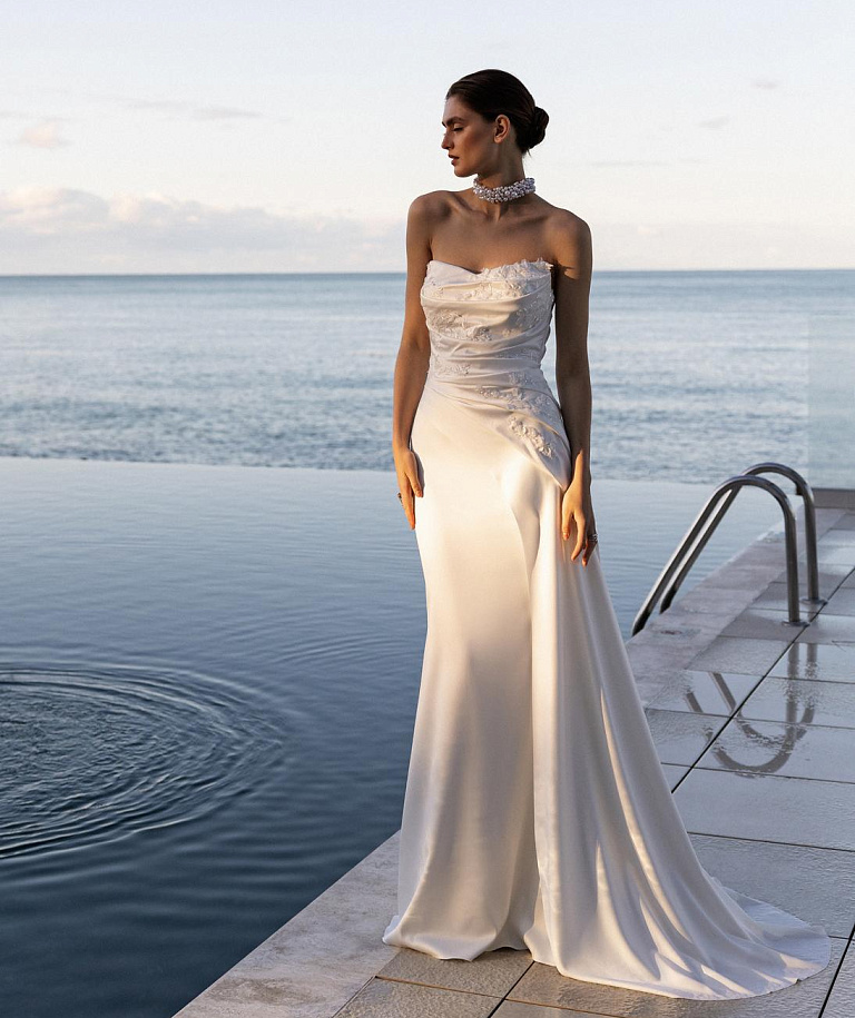 Атласное свадебное платье с кружевным декором