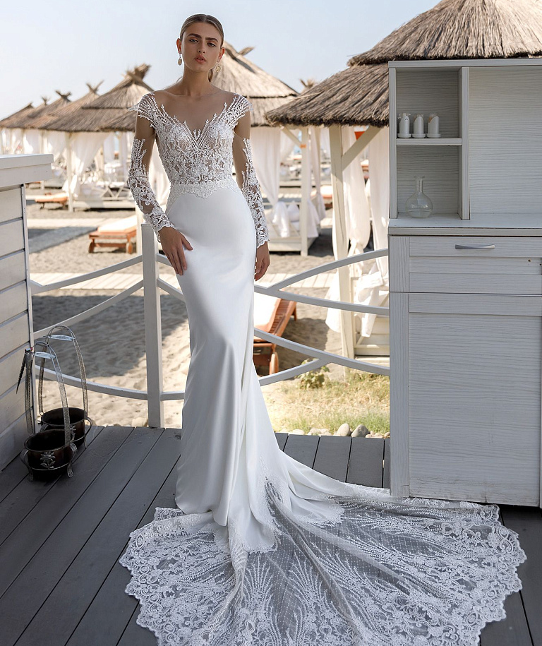 Роскошная атласная рыбка с кружевными рукавами