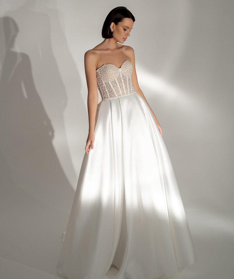 Атласное свадебное платье с жемчужным корсетом