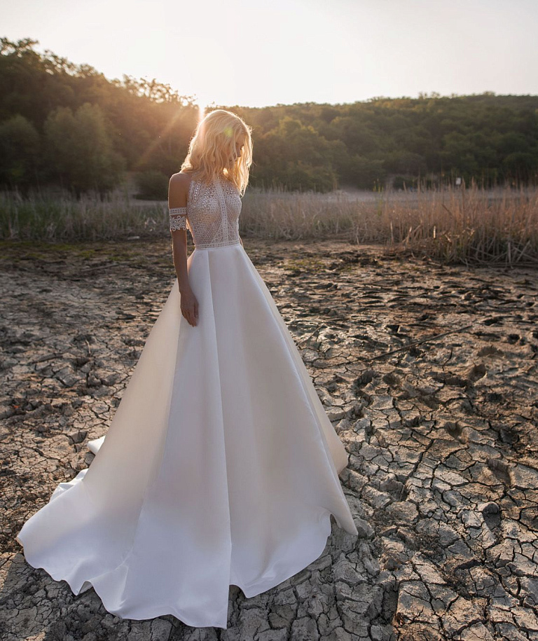 Атласное свадебное платье с этническим кружевом