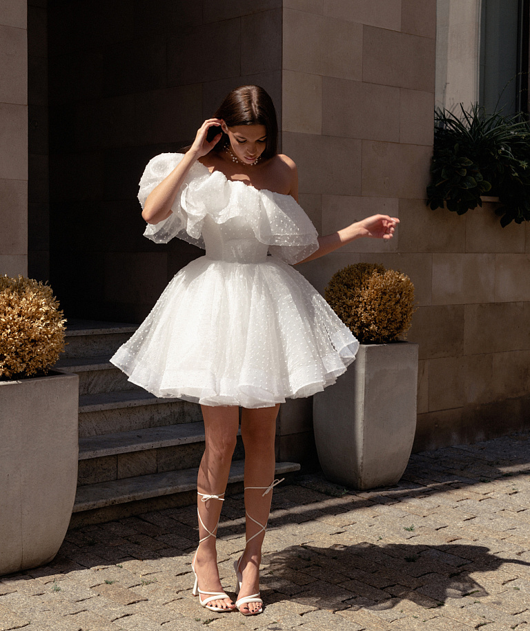 Ассиметричное свадебное платье мини с пышной юбкой