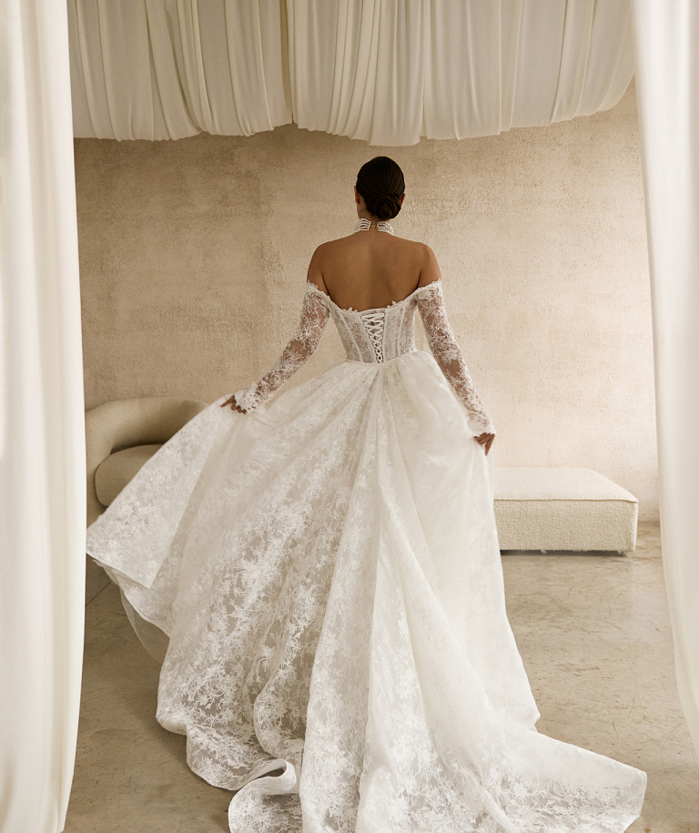 Кружевное свадебное платье с рукавами и съемным шлейфом