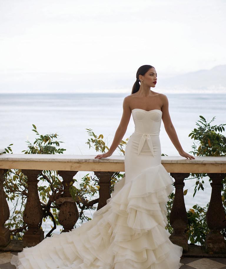 Роскошное свадебное платье с многоярусной юбкой