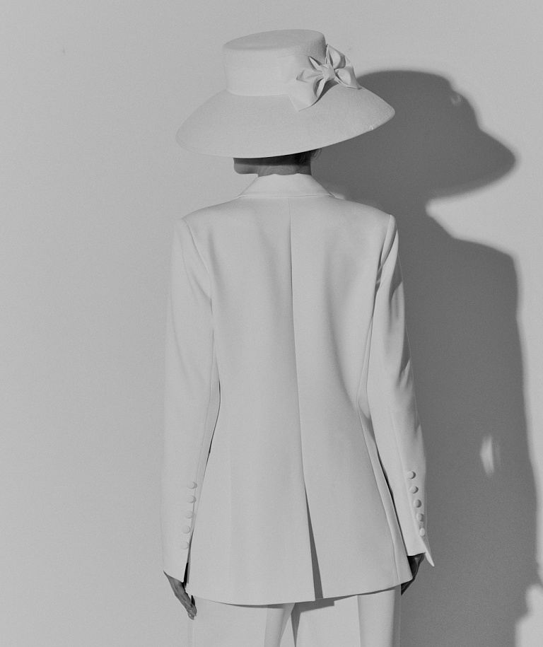 Элегантный свадебный костюм свободного кроя