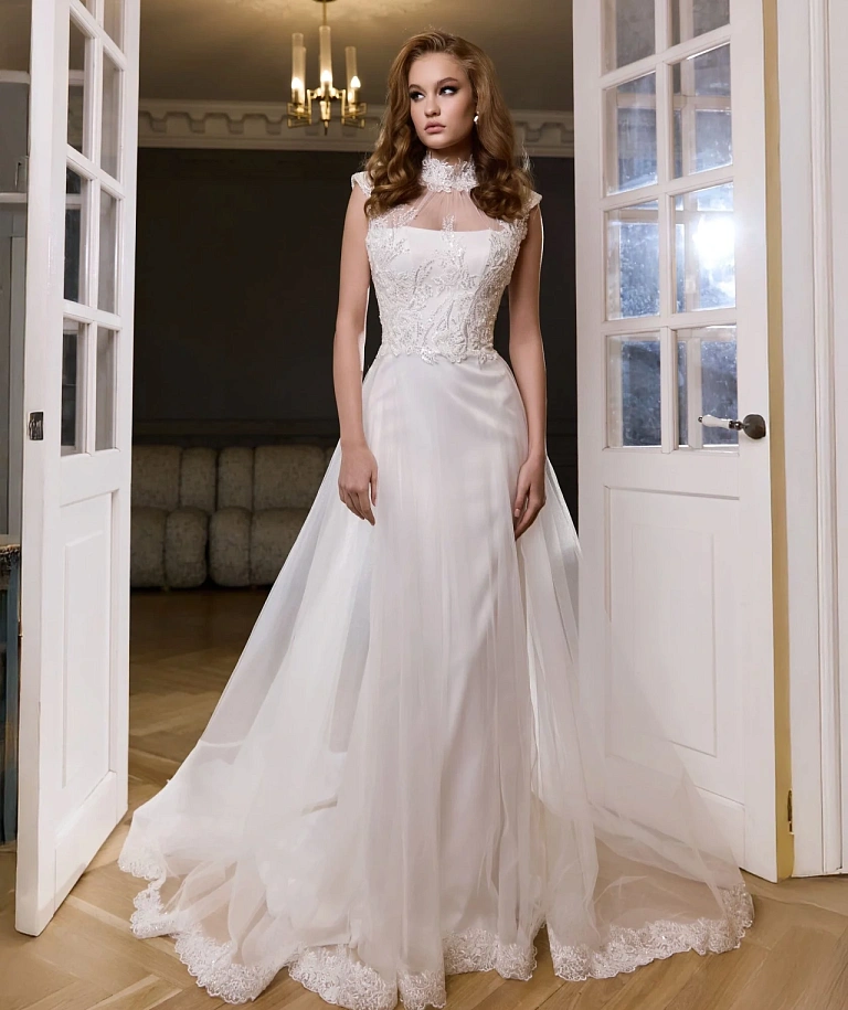 Классическое свадебное платье с кружевным корсетом и юбкой